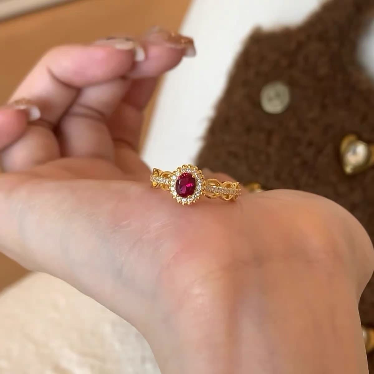 誕生石ジュエリー 優美な蔓のルビーリング