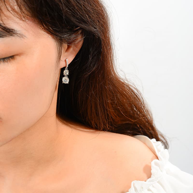 誕生石ジュエリー 天使の雫 揺れるダイヤモンドピアス